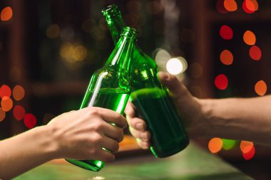 Aziz Patrick Günü 'nde insanlar barda yeşil bira içiyor.