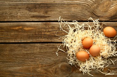 Tahta arka planda taze yumurtalar.