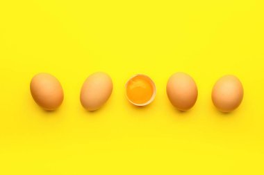 Renkli arkaplanda taze yumurtalar