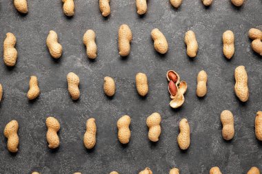 Koyu arka plan üzerinde lezzetli fıstık