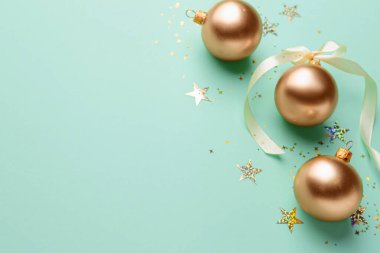 Renkli konfetileri olan güzel Noel baloları