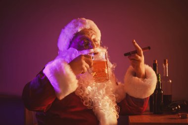 Barda purosu olan komik sarhoş Noel Baba.