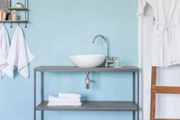 Interior del baño limpio con lavabo cerca de la pared de color — Foto de Stock