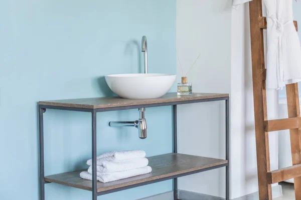Інтер'єр чистої ванної кімнати з раковиною біля кольорової стіни — стокове фото