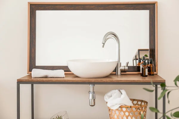 Інтер'єр чистої ванної кімнати з раковиною біля білої стіни — стокове фото