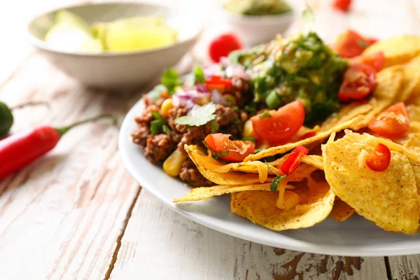 Prato com chili saboroso con carne e nachos na mesa, close-up — Fotografia de Stock