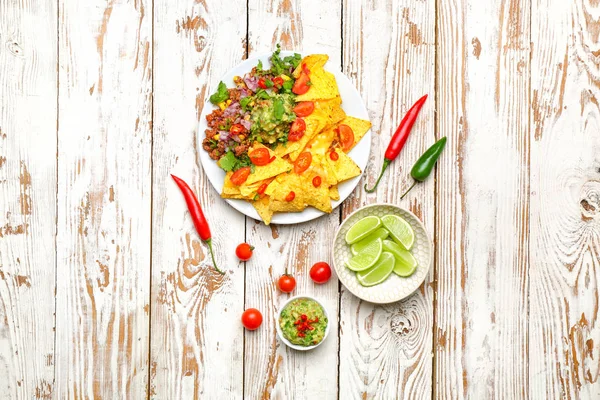 Plate with tasty chili con carne and nachos on table — Stock Photo, Image