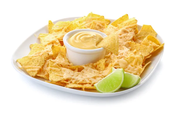 Plato con sabrosos nachos y salsa sobre fondo blanco — Foto de Stock