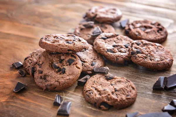 Gustosi biscotti al cioccolato su sfondo di legno — Foto Stock