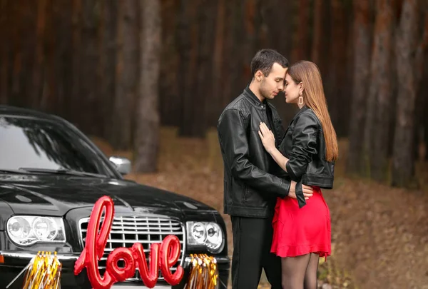 Felice giovane coppia vicino auto all'aperto. Festa di San Valentino — Foto Stock