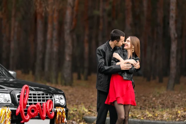 Felice giovane coppia vicino auto all'aperto. Festa di San Valentino — Foto Stock