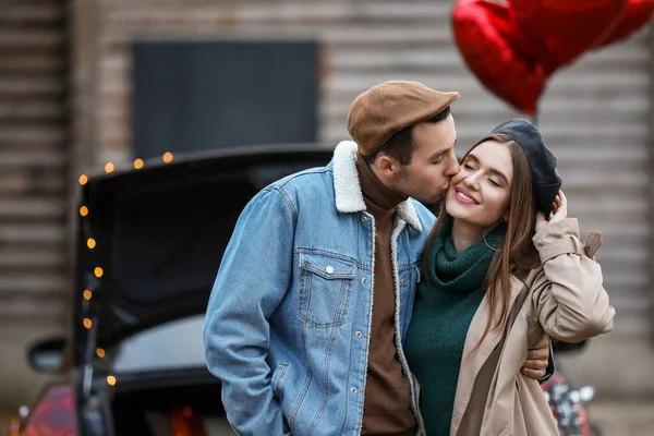 Gelukkig jong stel in de buurt van auto buiten. Valentijnsdag — Stockfoto