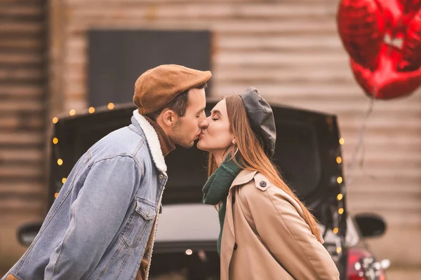 Pareja joven feliz cerca de coche al aire libre. Celebración de San Valentín —  Fotos de Stock