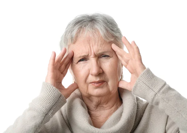 Starší žena trpí bolest hlavy na bílém pozadí — Stock fotografie