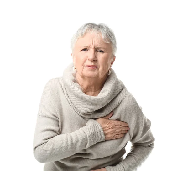 Seniorin erleidet Herzinfarkt auf weißem Hintergrund — Stockfoto