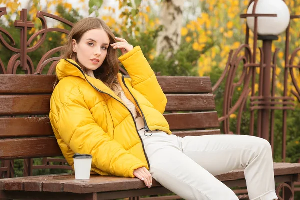 Porträt einer stilvollen jungen Frau mit einer Tasse Kaffee an einem Herbsttag — Stockfoto