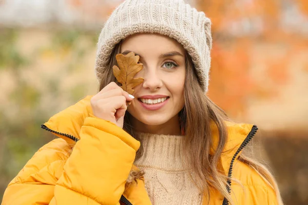 Portret stylowej młodej kobiety w jesienny dzień — Zdjęcie stockowe