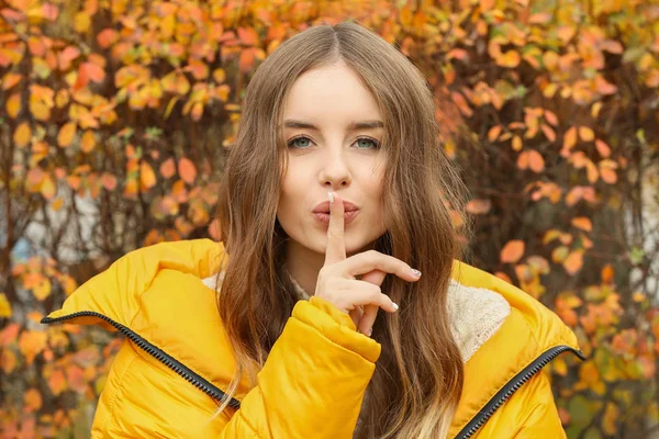 Retrato de jovem mulher elegante no dia de outono — Fotografia de Stock