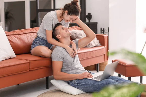 Mutlu genç çift evde istirahat