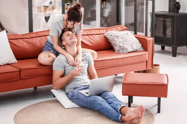 Jovem casal feliz descansando em casa — Fotografia de Stock