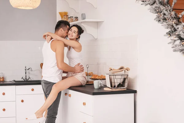 Happy young couple in kitchen at home — Stock Photo, Image