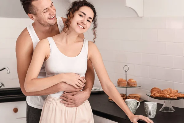 Feliz joven pareja en la cocina en casa —  Fotos de Stock