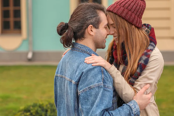 Pareja feliz caminando en la ciudad de otoño — Foto de Stock