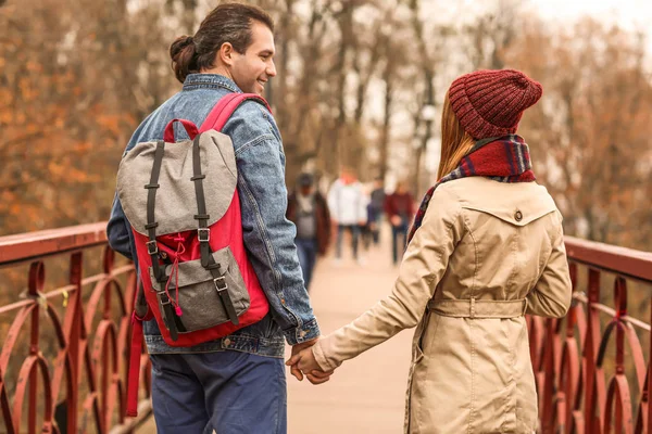 Sonbahar şehrinde köprüde mutlu bir çift