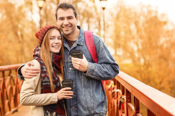Gelukkige paar op brug in de herfst stad — Stockfoto