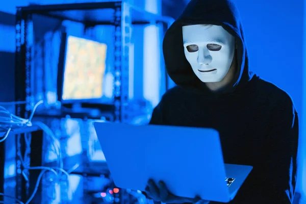 Професійний хакер, що використовує комп'ютер у темній кімнаті — стокове фото