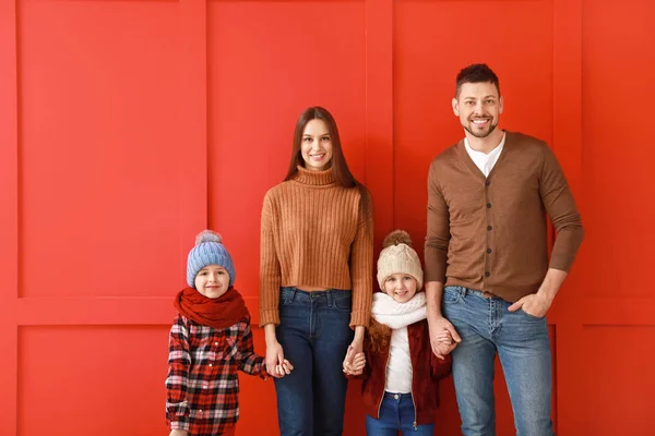 色の背景に冬服の幸せな家族 — ストック写真