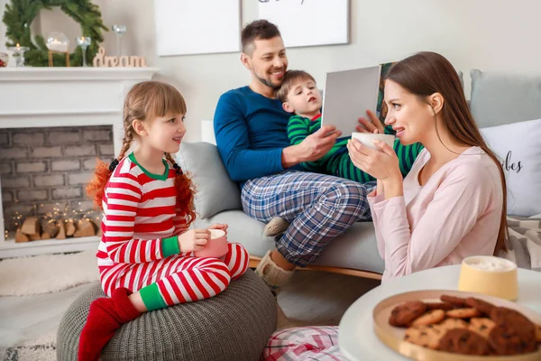 Lycklig familj dricker varmt te hemma — Stockfoto