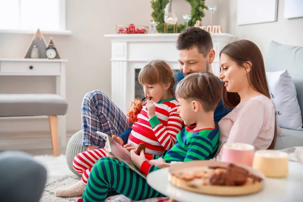 Happy family reading book at home — Stock Photo, Image