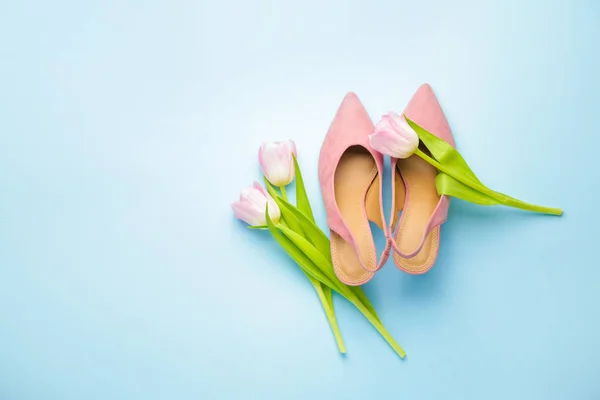 色彩艳丽的女鞋和花 — 图库照片