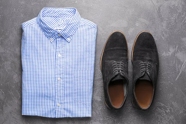 Sapatos masculinos elegantes e camisa no fundo cinza — Fotografia de Stock