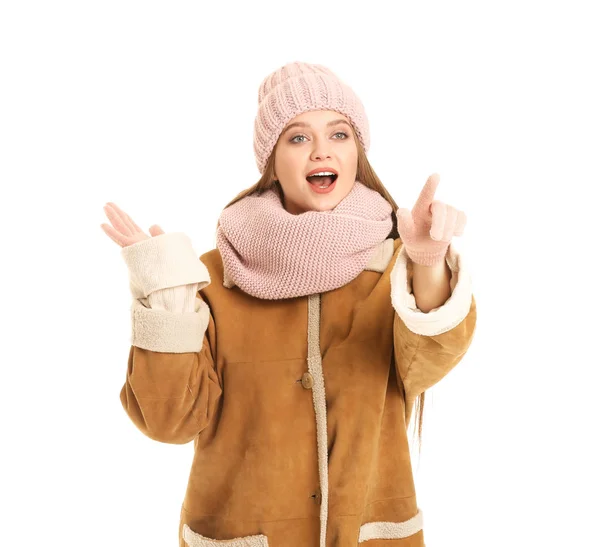 Mulher bonita em roupas de inverno no fundo branco — Fotografia de Stock