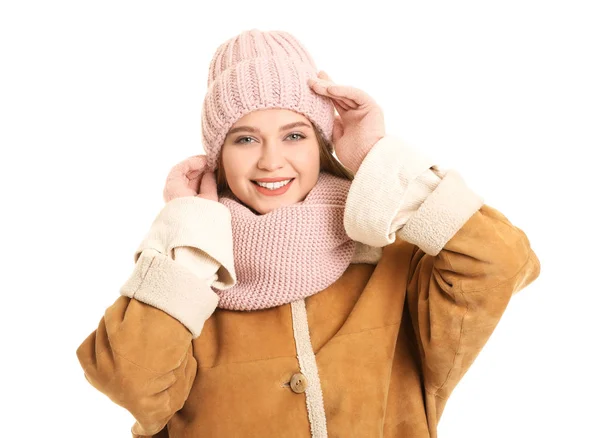 Mulher bonita em roupas de inverno no fundo branco — Fotografia de Stock