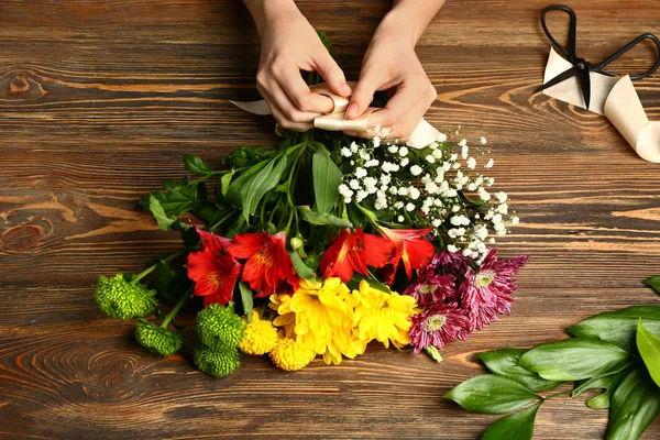 Kvinnliga florist att göra vacker bukett på bordet — Stockfoto