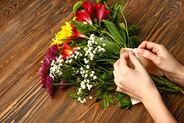Female florist making beautiful bouquet at table — Stock Photo, Image