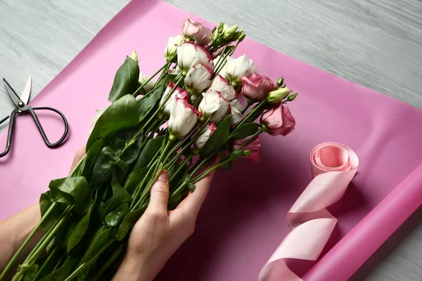 Női virágüzlet, hogy gyönyörű csokor asztalnál — Stock Fotó