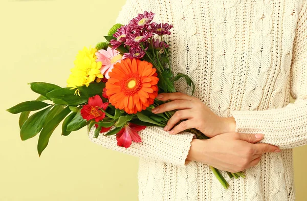 Florist with beautiful bouquet on color background — Stock Photo, Image