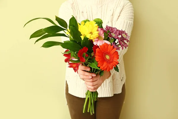 Florista com belo buquê em fundo de cor — Fotografia de Stock