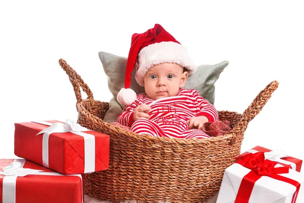 Bebê bonito com chapéu de Papai Noel deitado em cesta no fundo branco — Fotografia de Stock