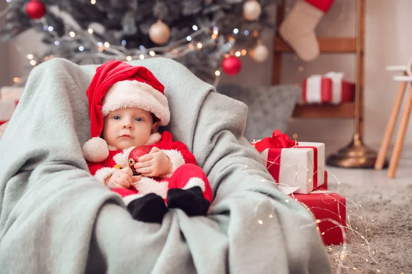 산타클로스 복장을 한 귀여운 아기 가 집에서 — 스톡 사진