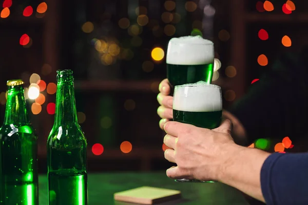 People drinking green beer in pub on St. Patrick's Day — Stock Photo, Image