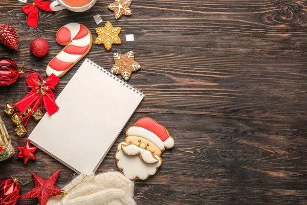 Pusty kalendarz z wystrojem świątecznym i ciasteczkami na drewnianym tle — Zdjęcie stockowe