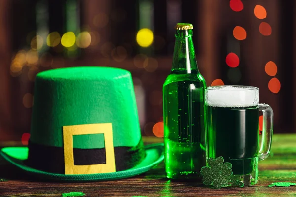 Bière verte et chapeau de lutin sur la table. Célébration de la Saint Patrick — Photo