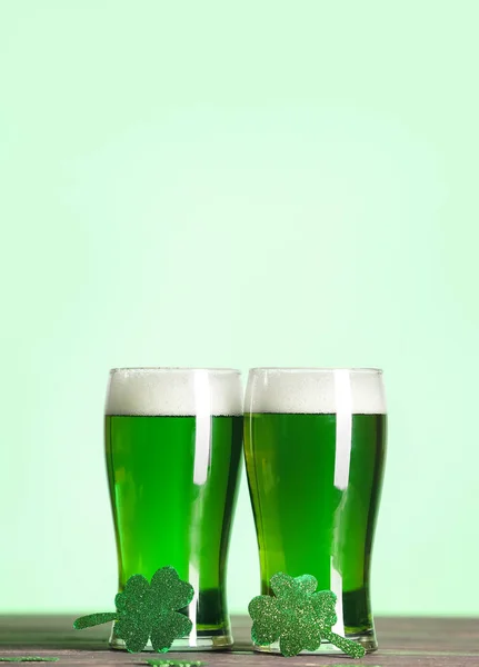 Glasses of green beer and clover on table. St. Patrick's Day celebration — Stock Photo, Image