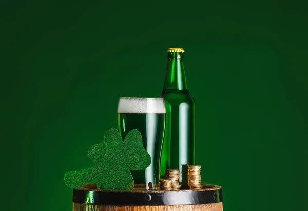녹색 맥주, 동전, 통등어두운 배경에. 성 패트릭의 날 기념행사 — 스톡 사진