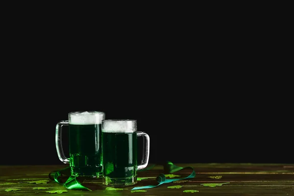 Canecas de cerveja verde na mesa. Celebração do Dia de São Patrício — Fotografia de Stock